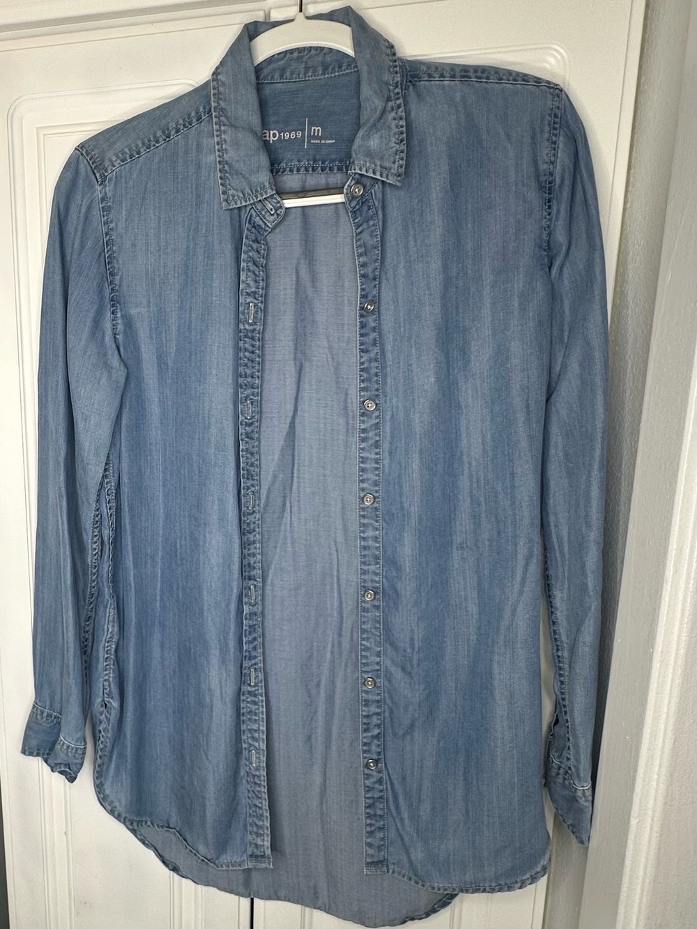 GAP 1969 Women’s Medium Chambray Shirt Light Blue Long Sleeve Button Up
